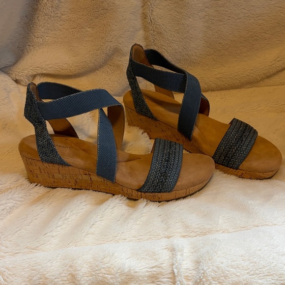 Easy Spirit NWOT Light Blue Crisscross Sandals with Gold - Picture 2 of 12